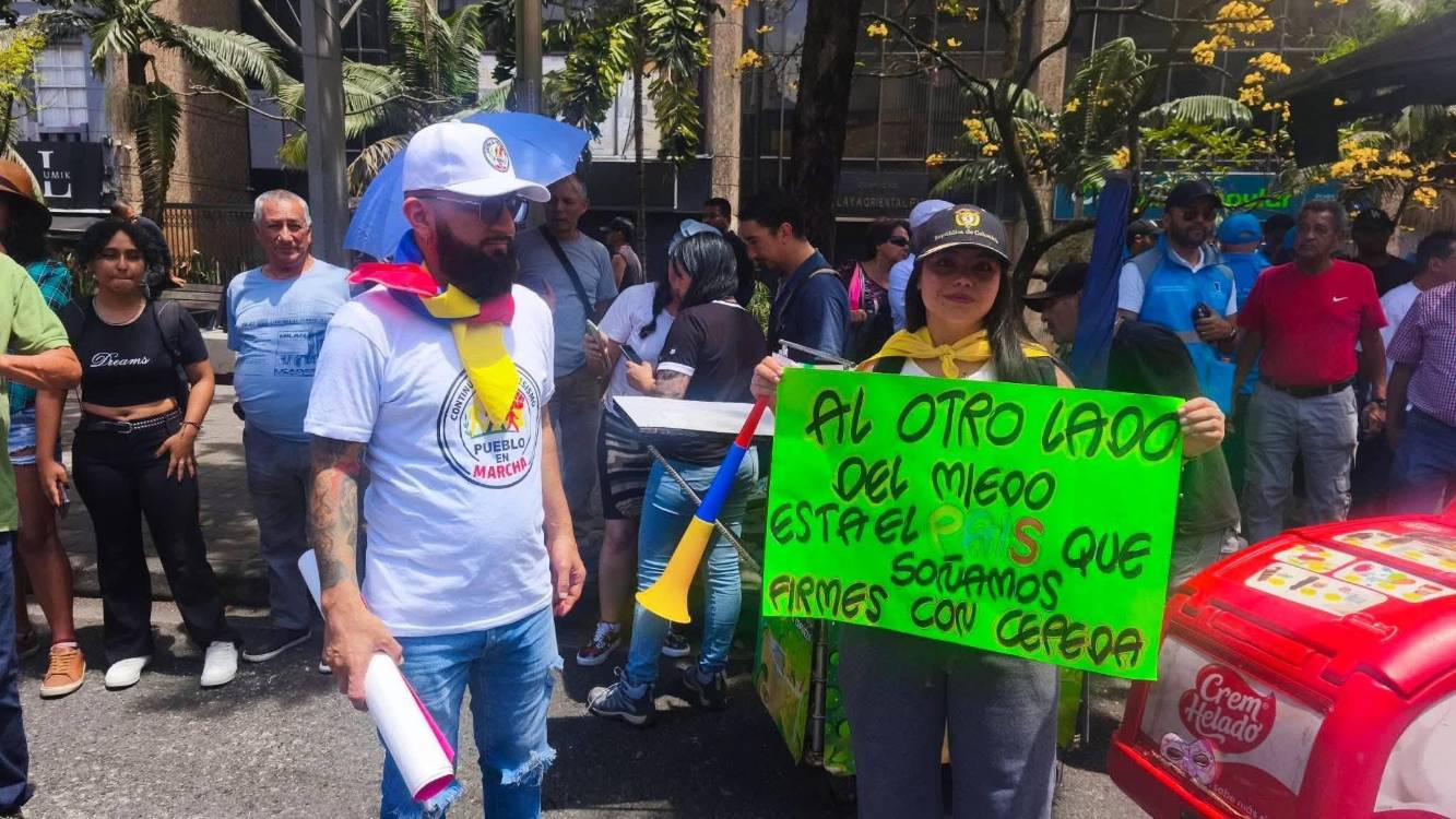 <span class=mln_uppercase_mln>Muchas</span><b><span class=mln_uppercase_mln> personas trajeron mensajes alusivos al Gobierno y a la campaña de Iván Cepeda. FOTO: TOMADA DE FACEBOOK PERIÓDICO EL CIVIL </span></b>