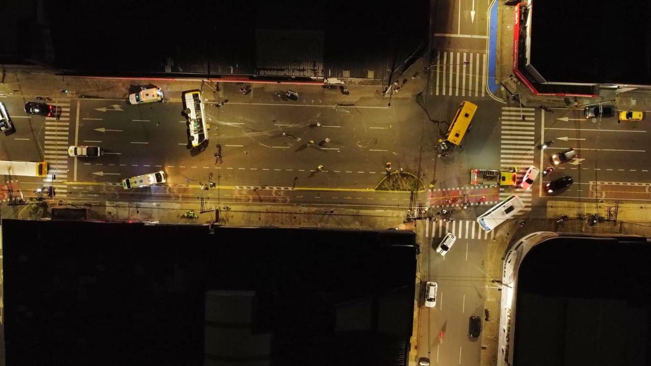 Por el impacto, uno de los buses se volcó por completo. FOTO: ALCALDÍA DE MEDELLÍN