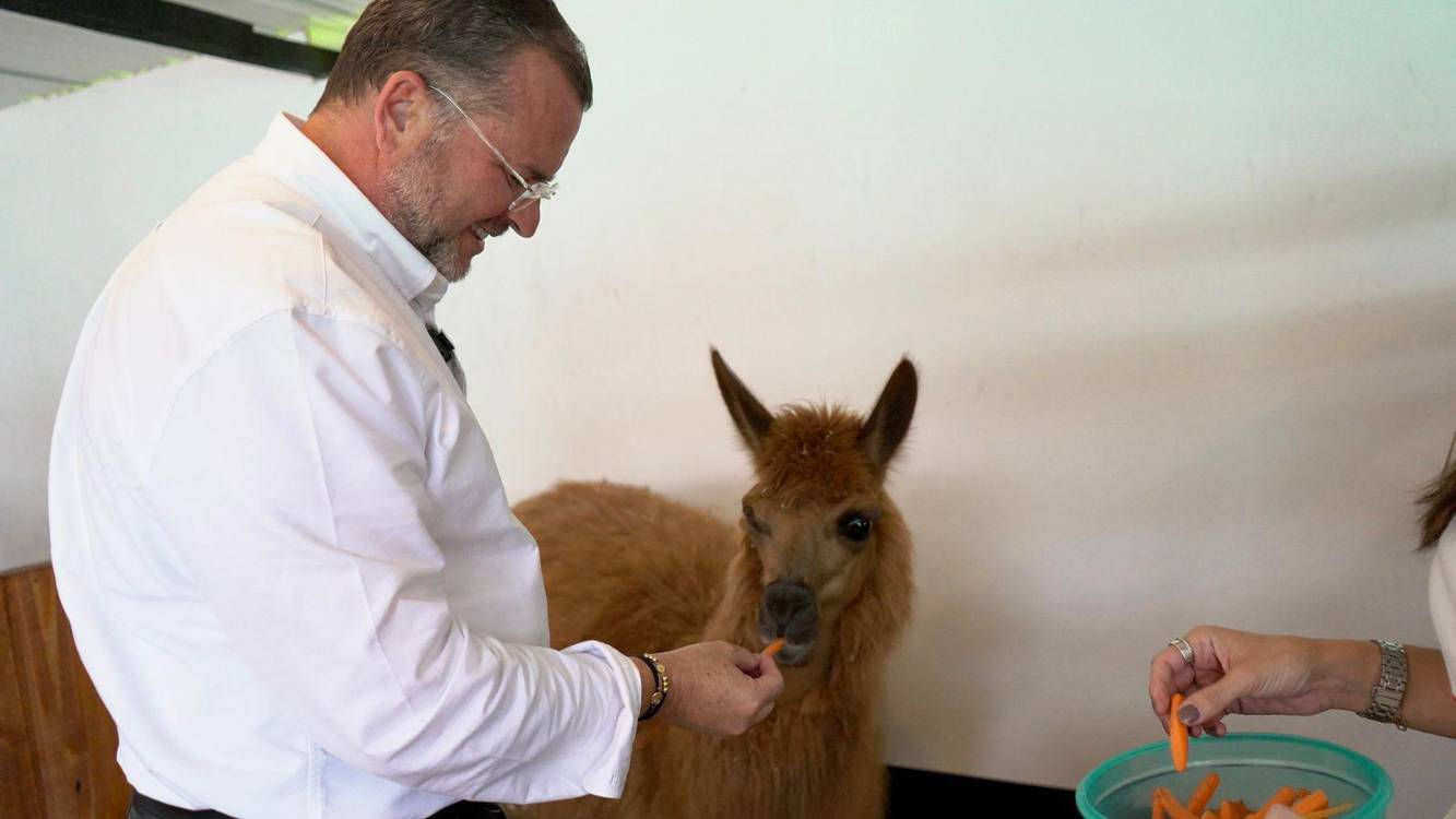 Jorge Rivas, alcalde de Rionegro, con Ámbar. FOTO: ALCALDÍA DE RIONEGRO