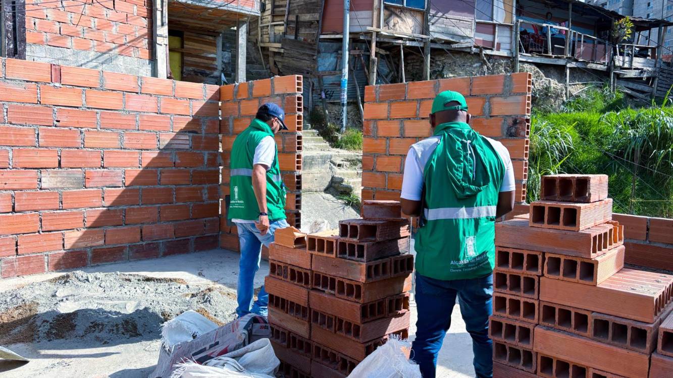 <span class=mln_uppercase_mln>Los</span><b><span class=mln_uppercase_mln> funcionarios retiraron una nueva construcción irregular. FOTO: ALCALDÍA DE MEDELLÍN</span></b>
