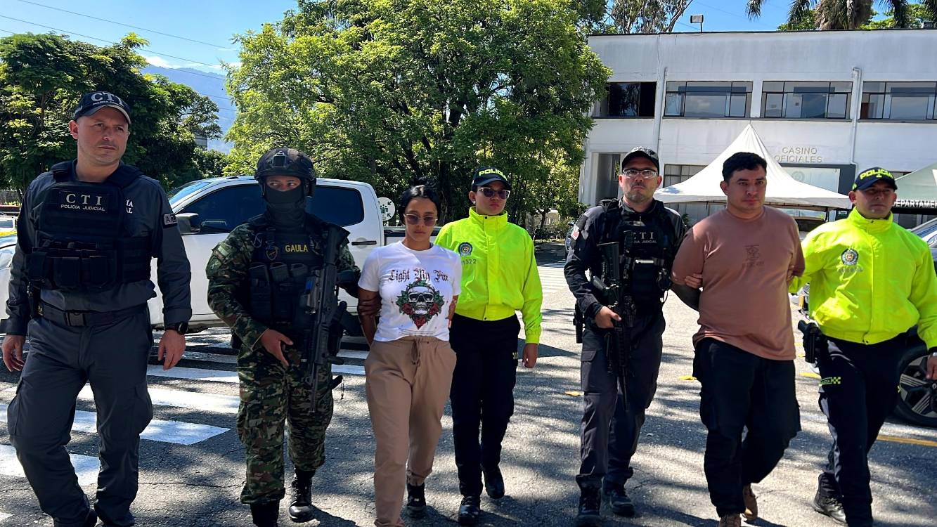 Alias La Flaca y alias Lobo llegando al comando de la Policía Antioquia en Medellín fuertemente custodiados. FOTO: POLICÍA NACIONAL
