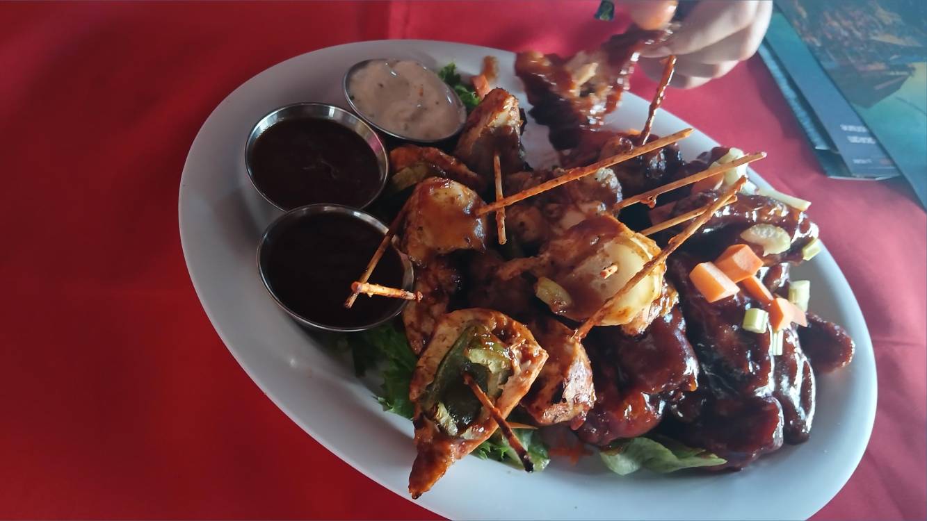 Pollo Jerk, plato típico de Jamaica. FOTO: JENNIFER VILLAFAÑE