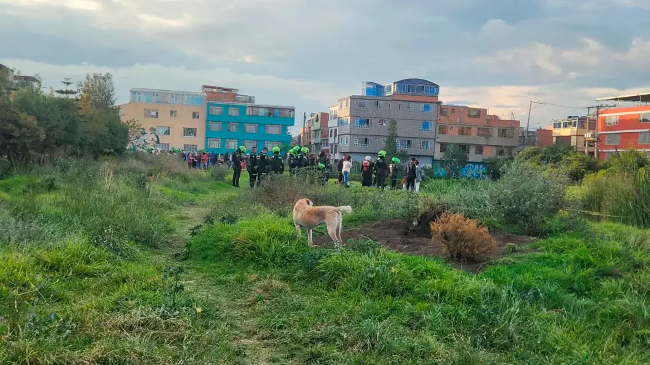 El rescate del cadáver del menor duró al menos tres horas, dentro de este afluente de agua. <b><span class=mln_small-caps_mln>/FOTO: Q’HUBO BOGOTÁ.</span></b>