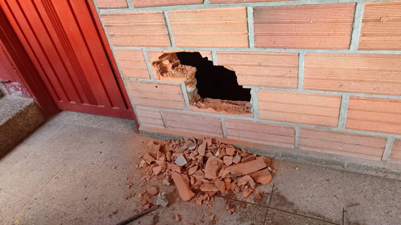 Los ladrones abrieron un hueco en la pared para sacar los computadores de la institución educativa Romeral. FOTO: CORTESÍA