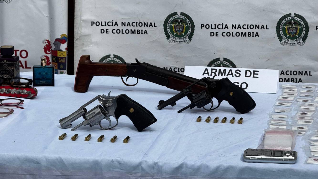 Armas de fuego encontradas por los investigadores. FOTO: ALCALDÍA DE RIONEGRO