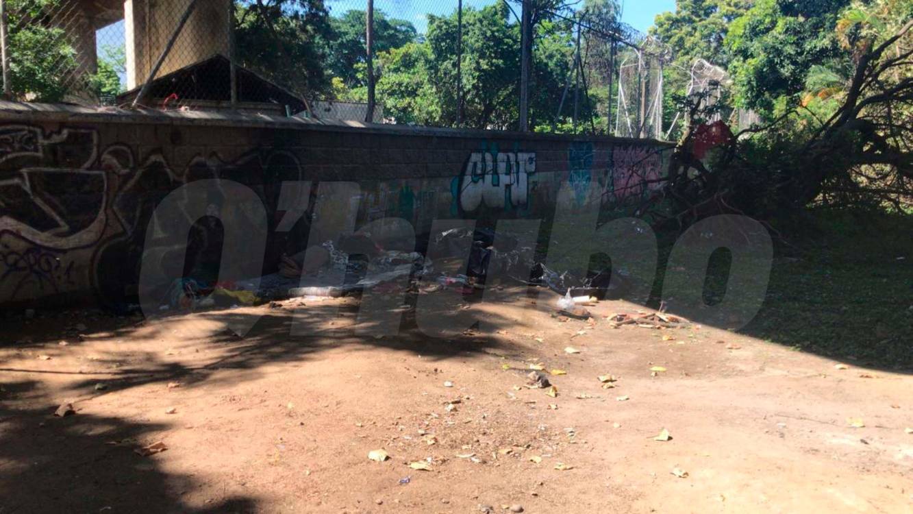 Contra este muro del Parque Norte, bajo el viaducto del metro, ocurrió el crimen. <b><span class=mln_small-caps_mln>/FOTO: LAURA ROSA JIMÉNEZ VALENCIA</span></b>