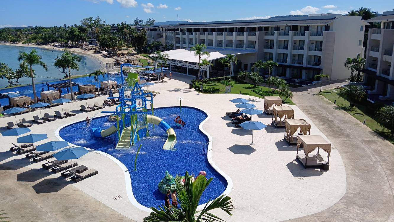 Zona húmeda familiar del resort <a rel=nofollow noopener noreferrer href=https://www.royaltonresorts.com/resorts/negril target=_blank>Royalton Negril</a>. FOTO: JENNIFER VILLAFAÑE