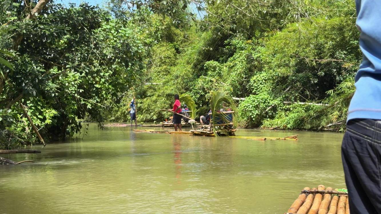 El bamboo rafting<span class=mln_small-caps_mln> (rafting en balsas artesanales de bambú) y el </span>masaje con piedra caliza o barro<span class=mln_small-caps_mln> son una de las experiencias turísticas de bienestar más populares y relajantes de Jamaica, especialmente, en zonas como Montego Bay y el río Lethe o el río Martha Brae. FOTO: CORTESÍA DANIEL FONNERGRA</span>