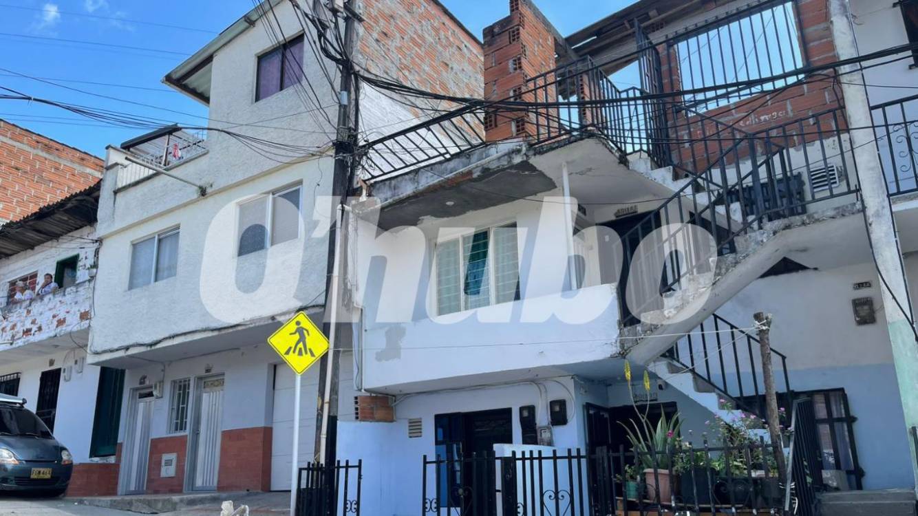 Hasta el tercer piso de esta vivienda subió disumuladamente la señora. <b><span class=mln_small-caps_mln>/FOTO: SINDY VALLE</span></b>