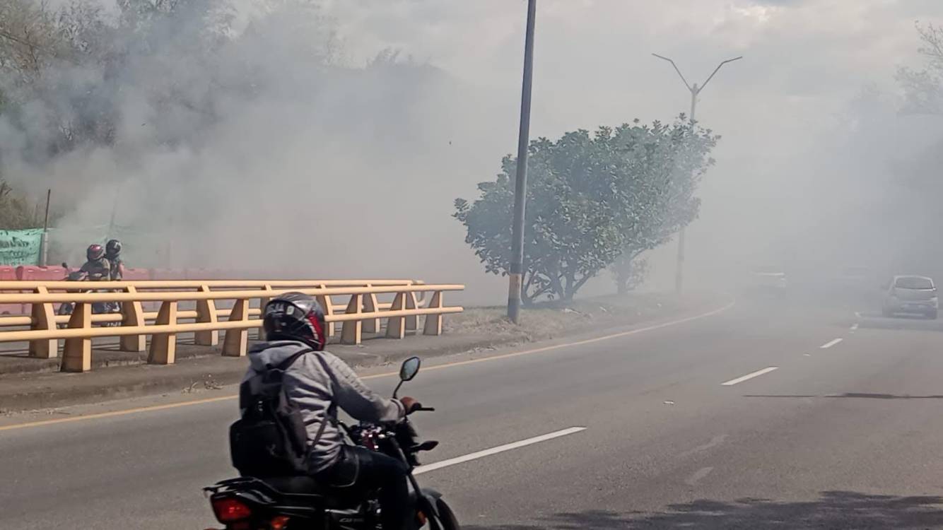 Incendio avenida Regional. FOTO: ALCALDÍA DE BELLO