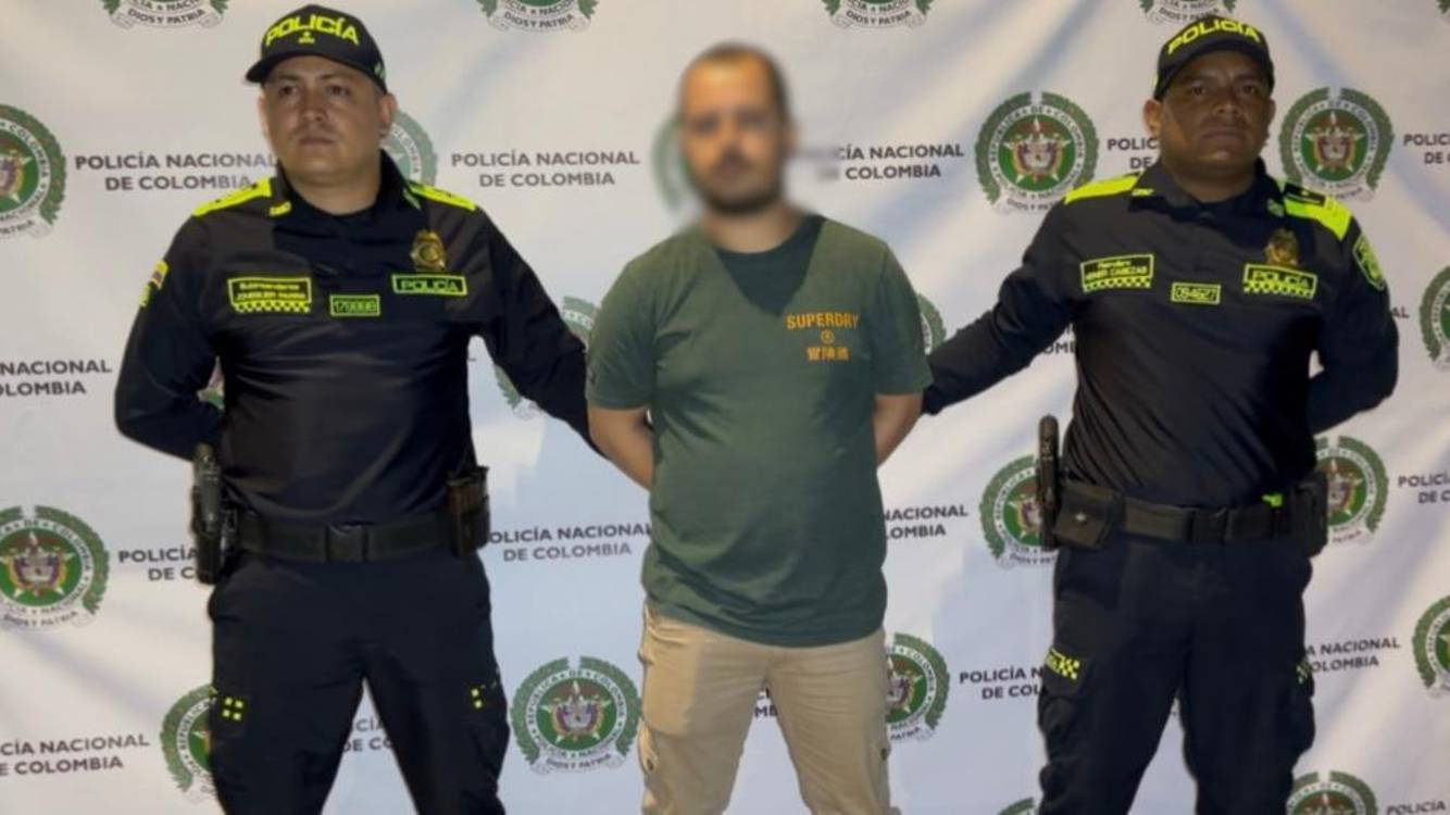 El hombre capturado durante el operativo de la Policía. FOTO: POLICÍA METROPOLITANA