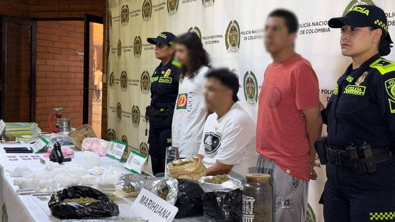 Los tres capturados y la droga encontrada. FOTO: POLICÍA METROPOLITANA