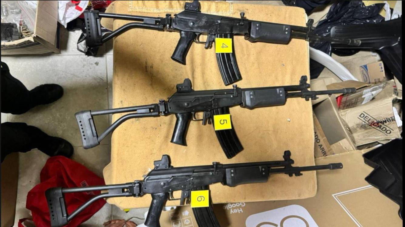 Los tres fusiles que fueron encontrados durante el operativo. FOTO: POLICÍA NACIONAL