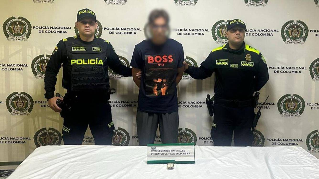 Hombre de 21 años capturado señalado por el delito de hurto. Le incautaron un reloj de alto valor. FOTO: CORTESÍA SECRETARÍA DE SEGURIDAD DE MEDELLÍN