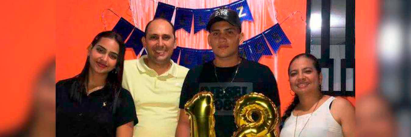 Santiago Lora en su cumpleaños número 18 con sus padres y su hermana. /FOTO: TOMADA DE REDES SOCIALES 