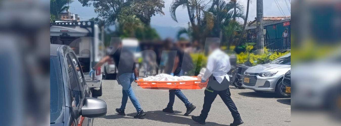 Agentes judiciales de la Sijín realizaron la inspección técnica del cuerpo de Julián González. /FOTO: ALEJANDRA MORALES RÍOS