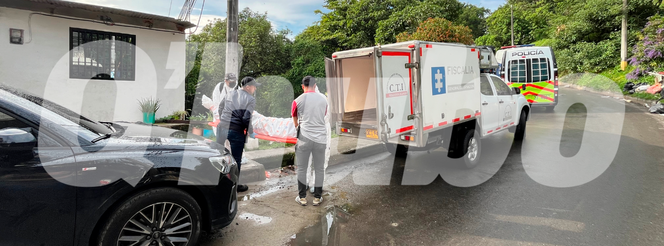 Familiares o amigos de Elkin no alcanzaron a llegar durante la inspección técnica al cadáver. /FOTO: ANDRÉS FELIPE OSORIO GARCÍA.