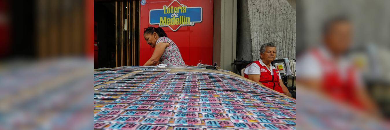 Venta de loterías en Medellín. FOTO: MANUEL SALDARRIAGA
