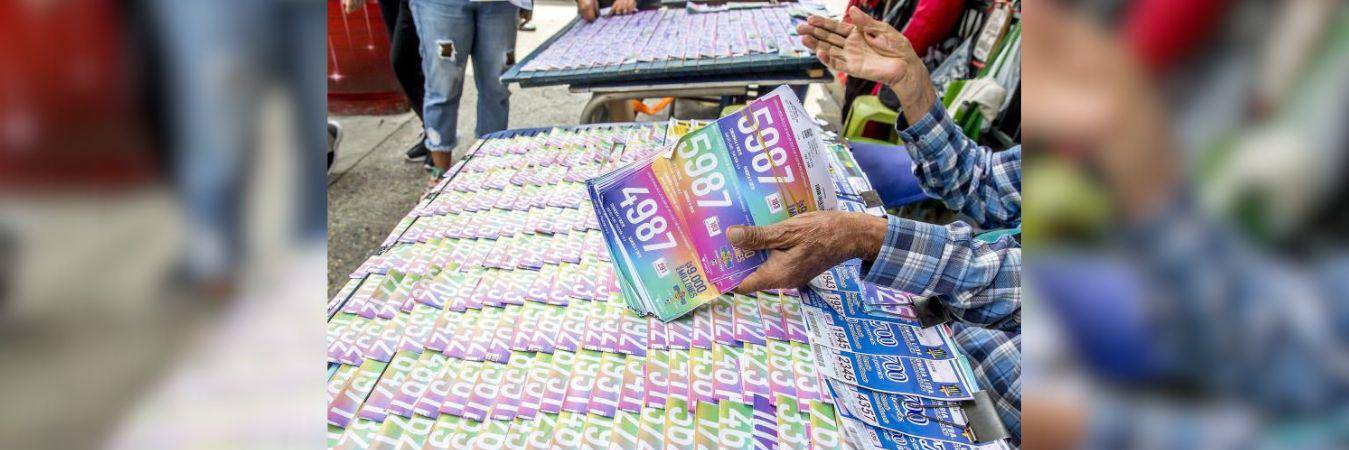Venta de lotería en el centro de Medellín. FOTO: ARCHIVO