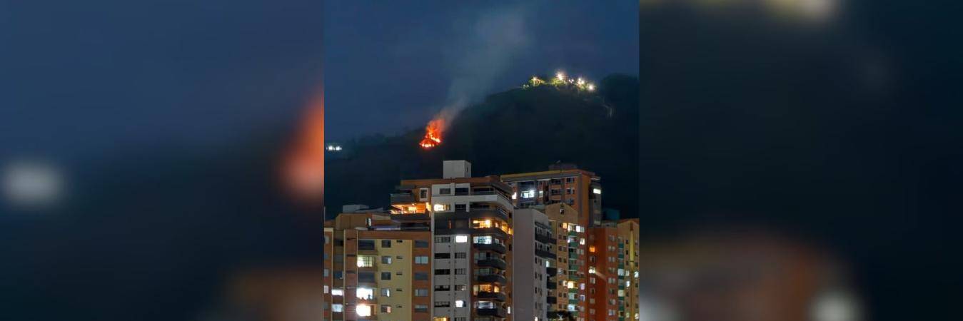 El incendio quedó registrado en fotos y videos capturados por ciudadanos desde varios puntos de la ciudad. FOTO: CHISME FRESCO PAISA