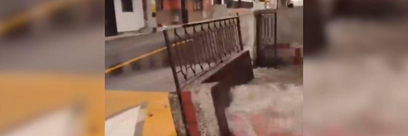 Vecinos denunciaron en las primeras horas de la mañana el desastre que ocasionó la ruptura de un tubo. FOTO: CAPTURA DE PANTALLA FACEBOOK GENTEENVIGADO