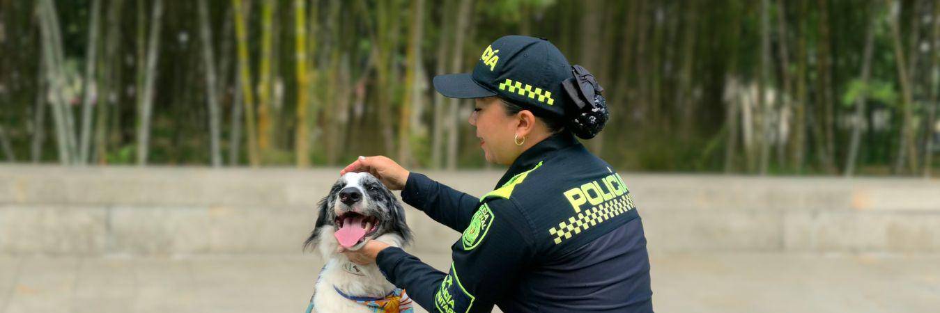 La intendente MaríaAlejandra Velásquez ayuda a las comunidades a crear proyectos de vida alejados de la violencia. FOTO: POLICÍA METROPOLITANA DEL VALLE DE ABURRÁ