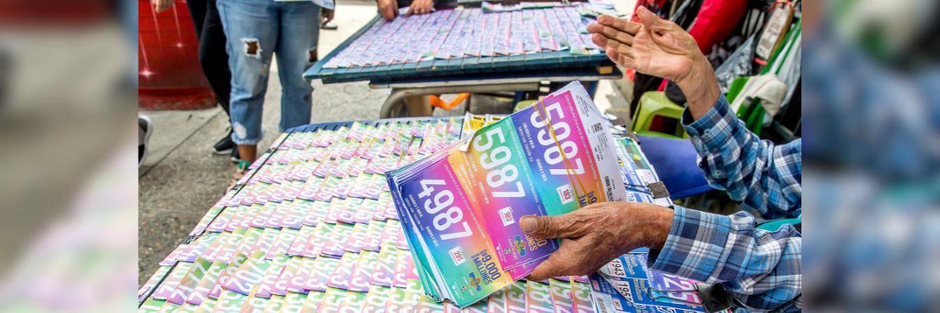 Venta de lotería en Medellín. FOTO: JUAN ANTONIO SÁNCHEZ 