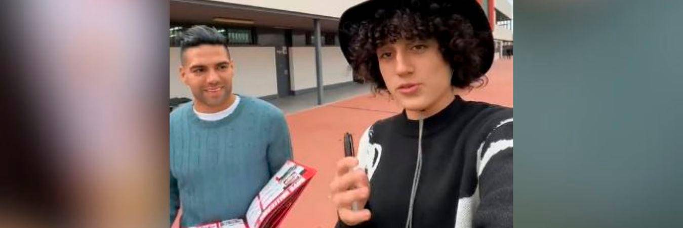 Falcao García con el creador de La granja del borrego. /FOTO: CAPTURA DE PANTALLA. 