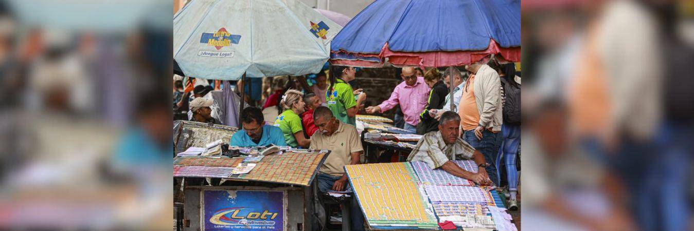Venta de loterías en Medellín. /FOTO: ARCHIVO - MANUEL SALDARRIAGA