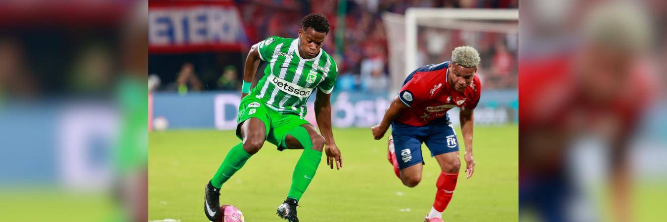Andrés Felipe Román, de Nacional, y Frank Fabra, del DIM, disputan el balón. FOTO: MANUEL SALDARRIAGA QUINTERO