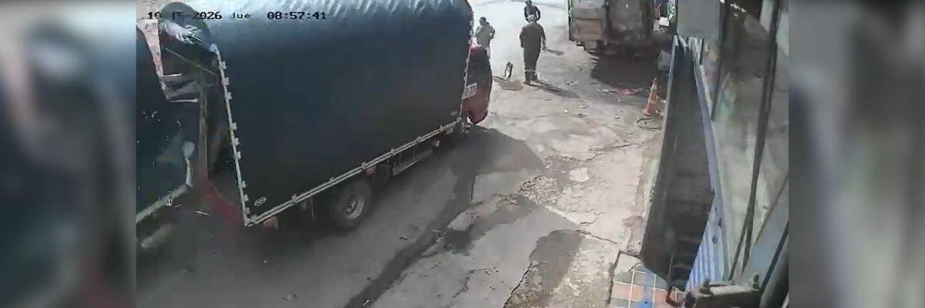 Momento justo en el que uno de los camiones impactó por la parte trasera a otro. FOTO: X DE ALEJO EL VERSEADOR