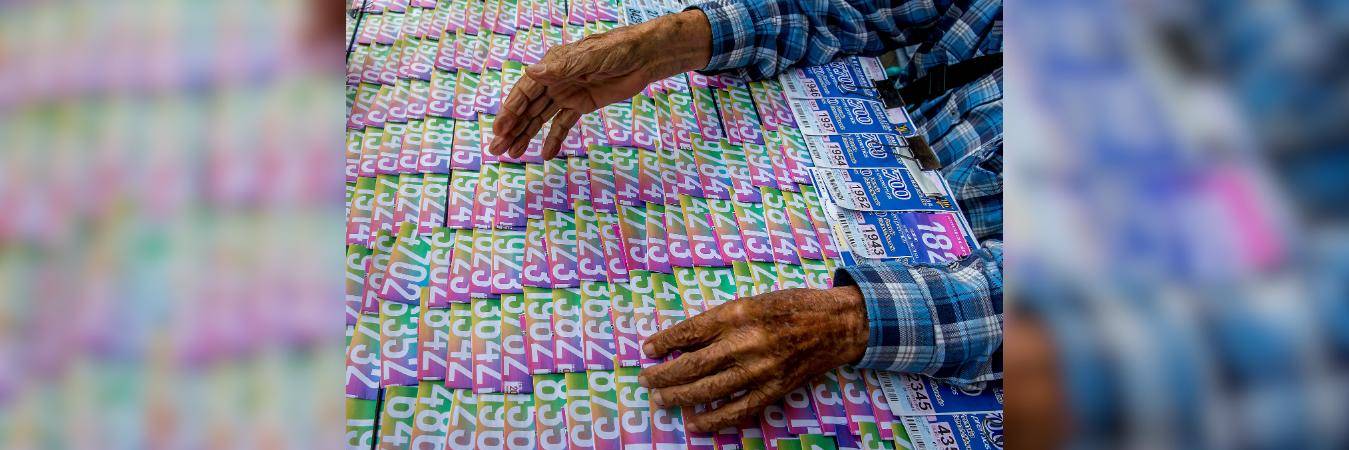 Venta de Lotería en Medellín. FOTO: JUAN ANTONIO SÁNCHEZ