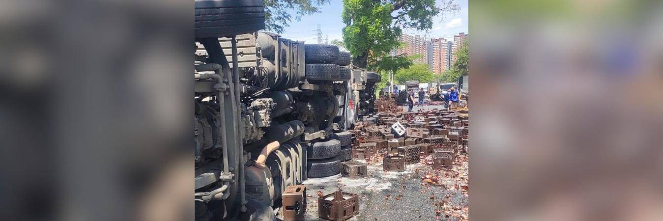 Así quedaron esparcidas las cajas en la vía. FOTO: CORTESÍA DENUNCIAS ANTIOQUIA