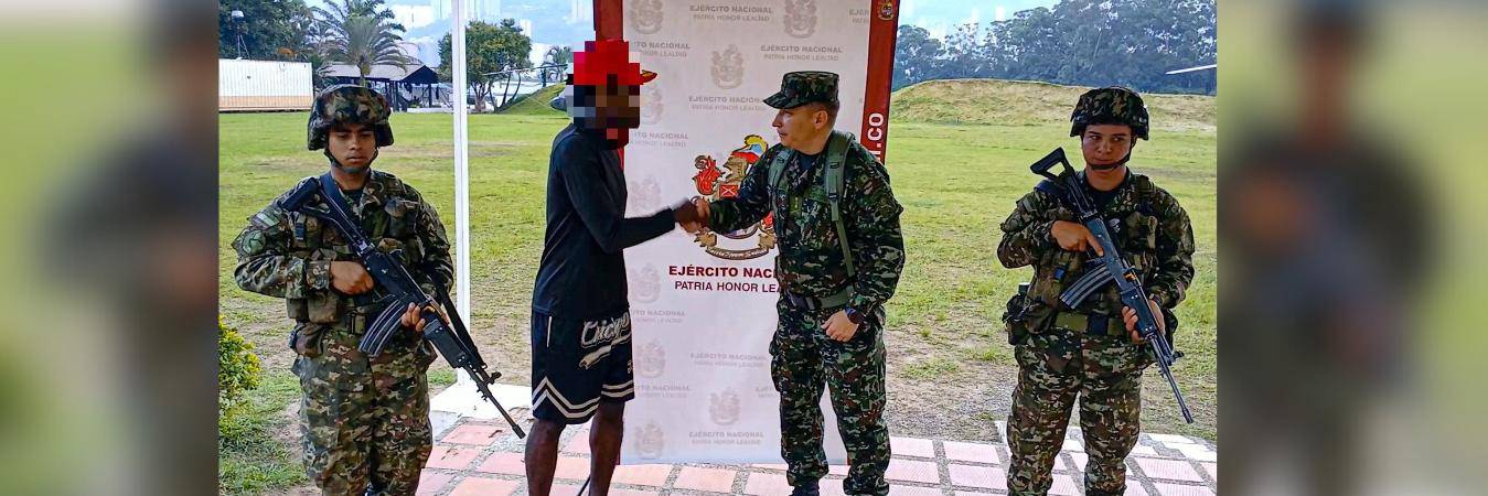 El hombre fue retenido mientras se movilizaba en un bus. FOTO: CORTESÍA EJÉRCITO NACIONAL