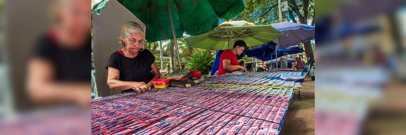 Venta de loterías en Medellín. FOTO: CAMILO SUÁREZ