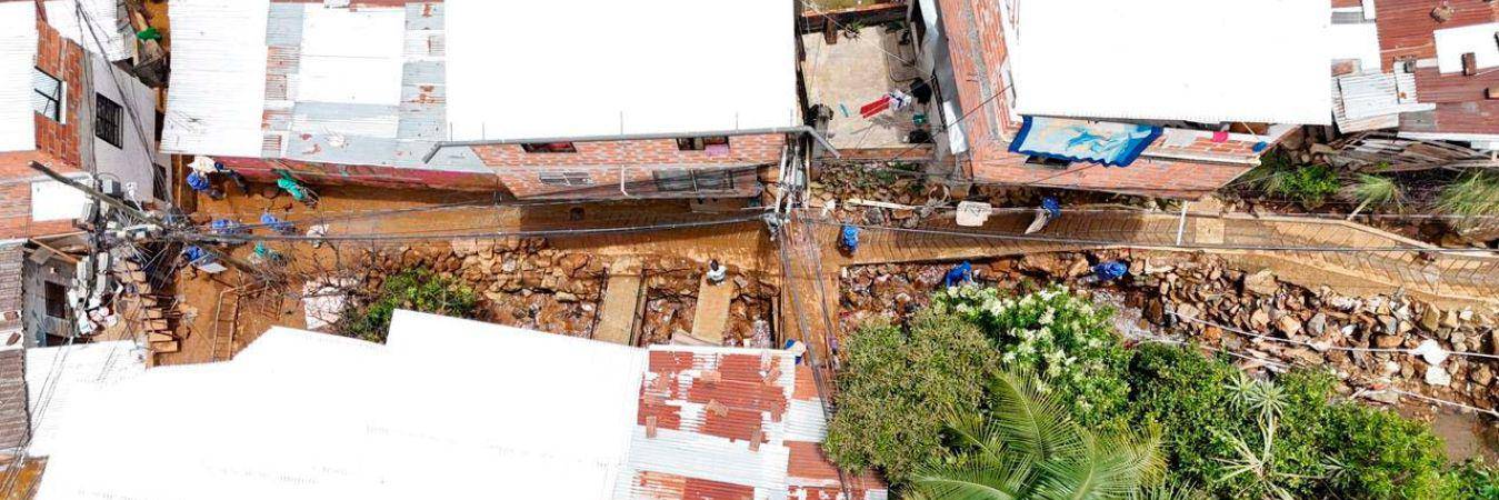 Quebrada La Máquina desde arriba, después de las emergencias de abril de 2026. FOTO: ALCALDÍA DE MEDELLÍN
