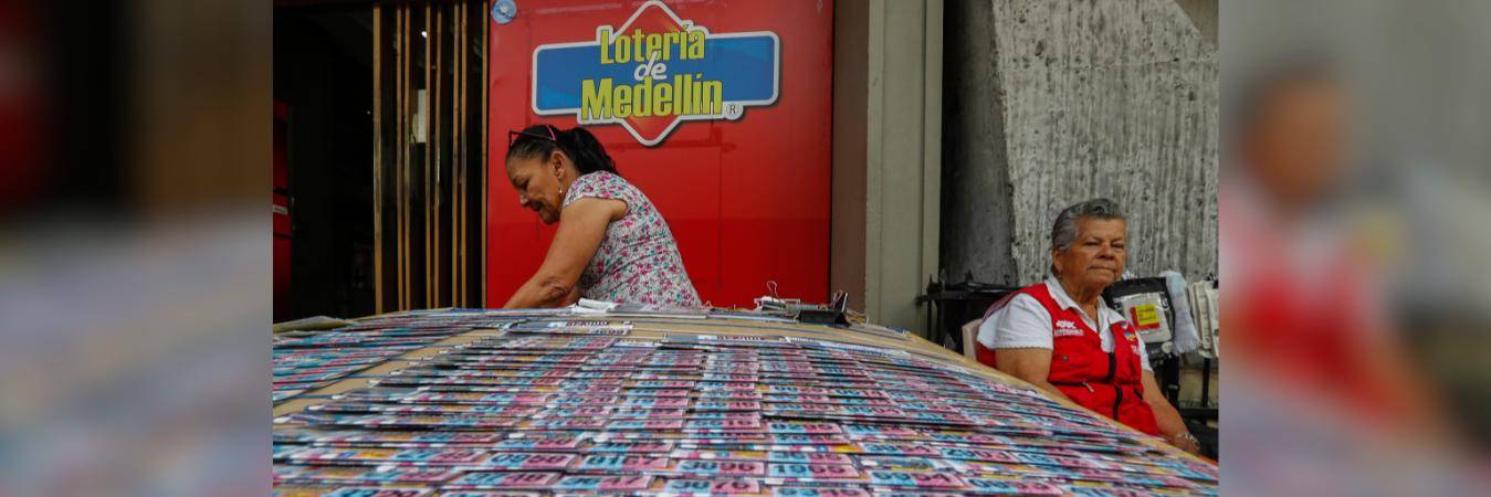 Venta de lotería en Medellín. FOTO: MANUEL SALDARRIAGA