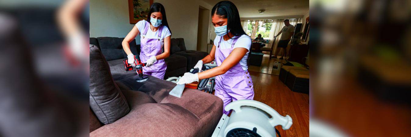 Las visitamos mientras realizaban uno de sus servicios y, efectivamente, andan equipadas con todos los implementos para dejar colchones y muebles relucientes. /FOTOS: MANUEL SALDARRIAGA