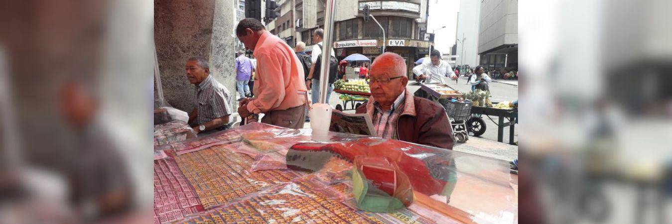Venta de loterías en Medellín. /FOTO: LAURA ROSA JIMÉNEZ