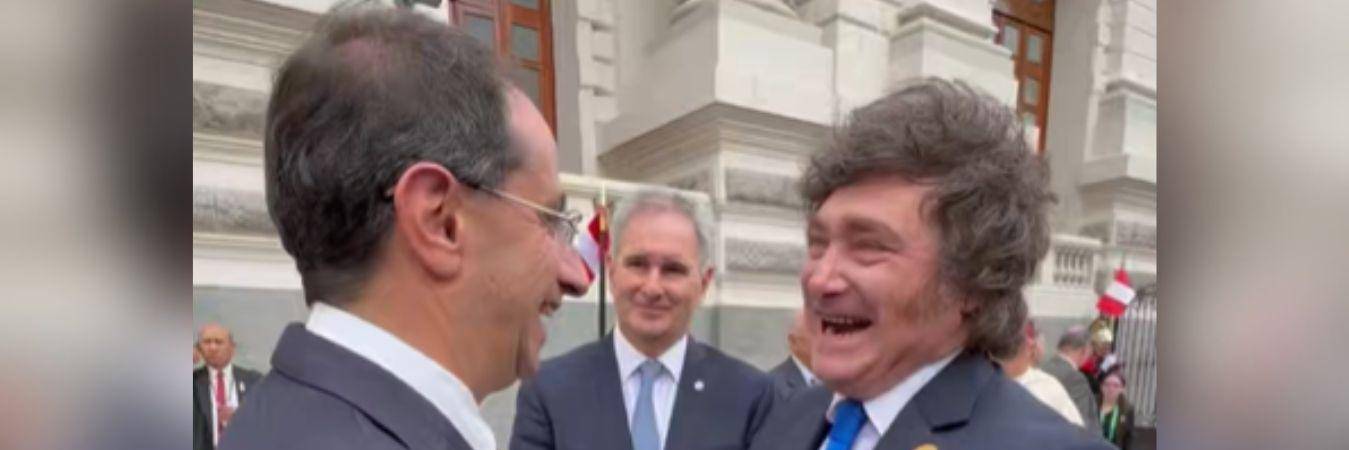 El vicepresidente electo José Manuel Restrepo y Javier Milei, presidente de Argentina, intercambiaron un breve saludo en Lima. FOTO: CAPTURA DE VIDEO X @JRESTRP
