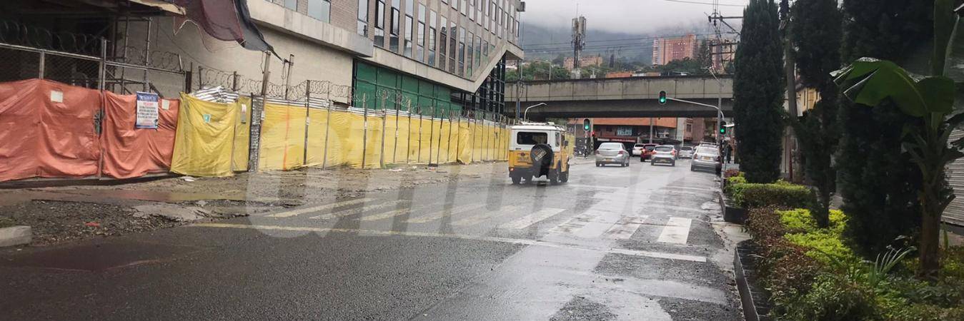 En este lugar estaba el vehículo y en su interior, dos hombres baleados. FOTO: LAURA ROSA JIMÉNEZ VALENCIA