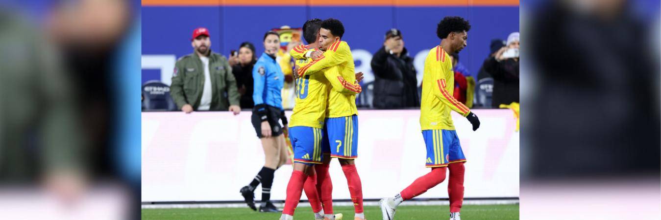 James Rodríguez (izq.), Luis Díaz (mitad) y Johan Mojica (der.). FOTO: GETTY