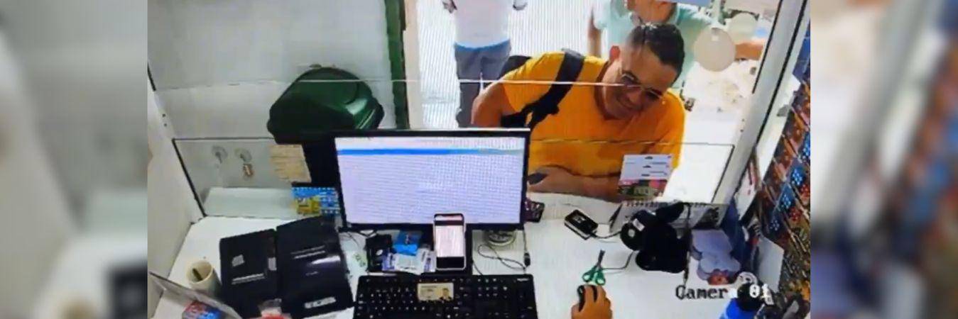 Este sería el cabecilla de la organización delincuencial, presuntamente, reclamando lo que no le corresponde. FOTO: CAPTURA DE VIDEO DE LA FISCALÍA 