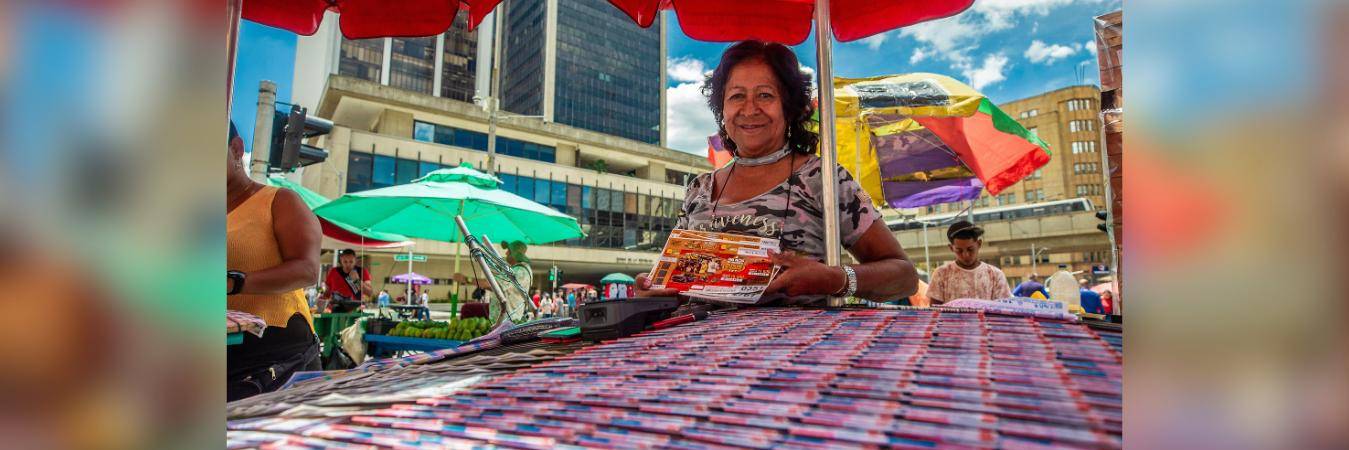 Venta de loterías en el centro de Medellín. FOTO: CAMILO SUÁREZ