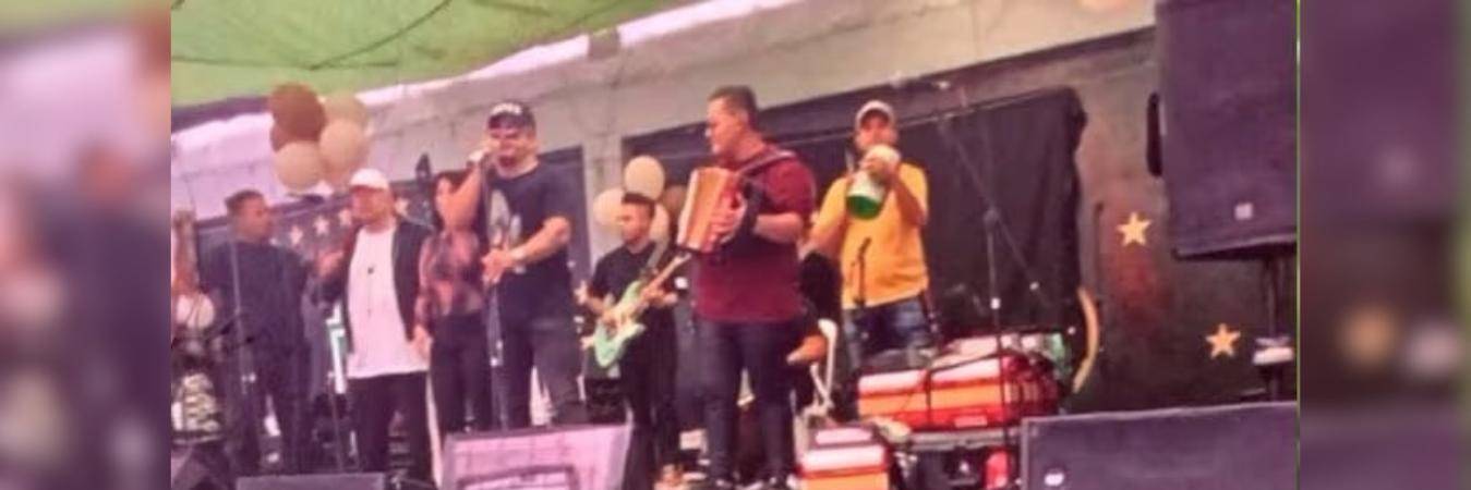 El cantante Nelson Velásquez durante su presentación en el centro penitenciario. FOTO: CAPTURA DE VIDEO