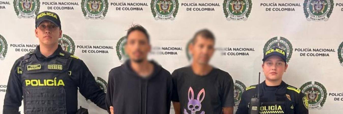 Los dos sujetos tras ser capturados por la Policía. FOTO: CORTESÍA ALCALDÍA DE BELLO
