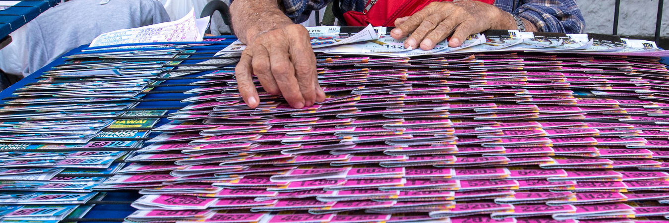 Venta de lotería en el centro de Medellín. /FOTO: ARCHIVO