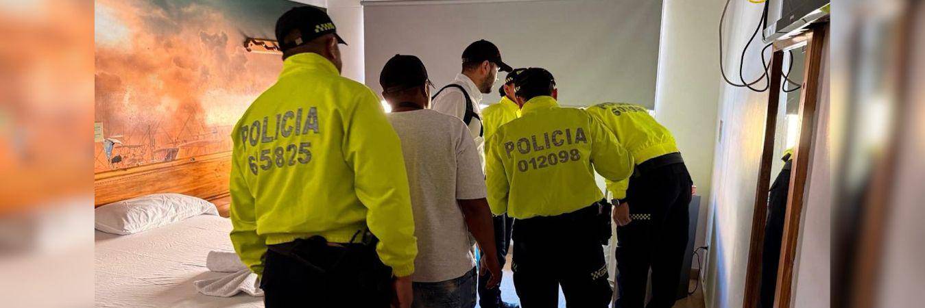Momento en que las autoridades realizan la intervención en uno de los inmuebles del centro, donde supuestamente explotaban a los menores. FOTO: CORTESÍA