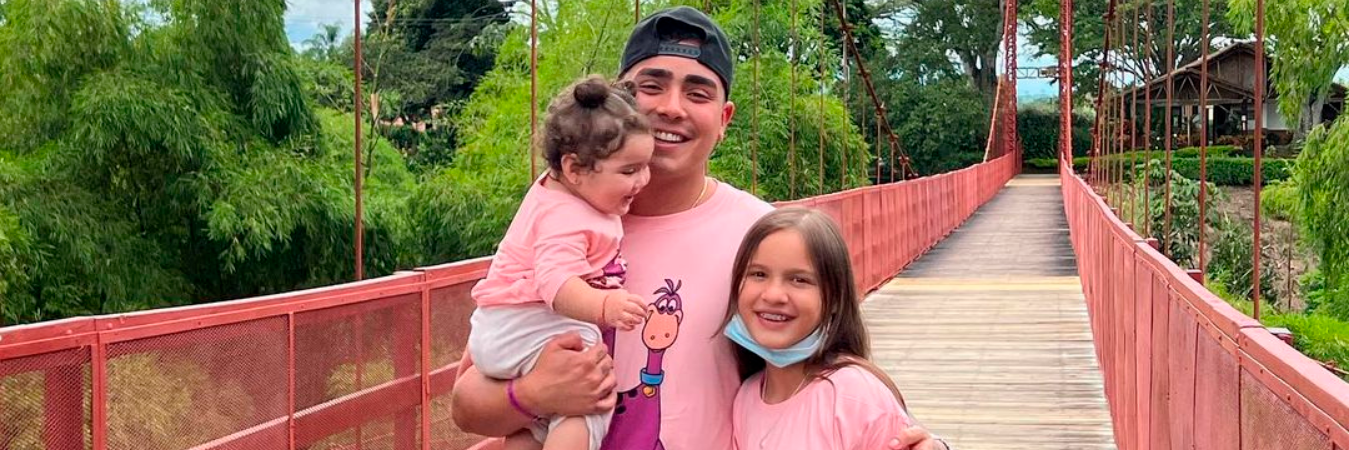 Felipe Saruma con Isabella y Adhara. /FOTO: INSTAGRAM