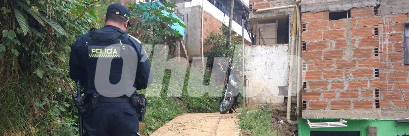 Uniformados de la Policía Metropolitana adelantan las investigaciones para esclarecer lo sucedido en el barrio. FOTO: GUILLERMO OSPINA MUÑOZ